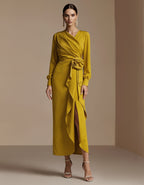 Robe longue jaune moutarde à col en V et fleurs en 3D
