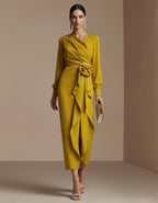 Robe longue jaune moutarde à col en V et fleurs en 3D