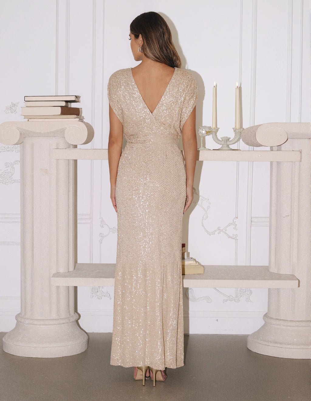 Champagnerfarbenes Pailletten-Maxikleid mit V-Ausschnitt und Fledermausärmeln