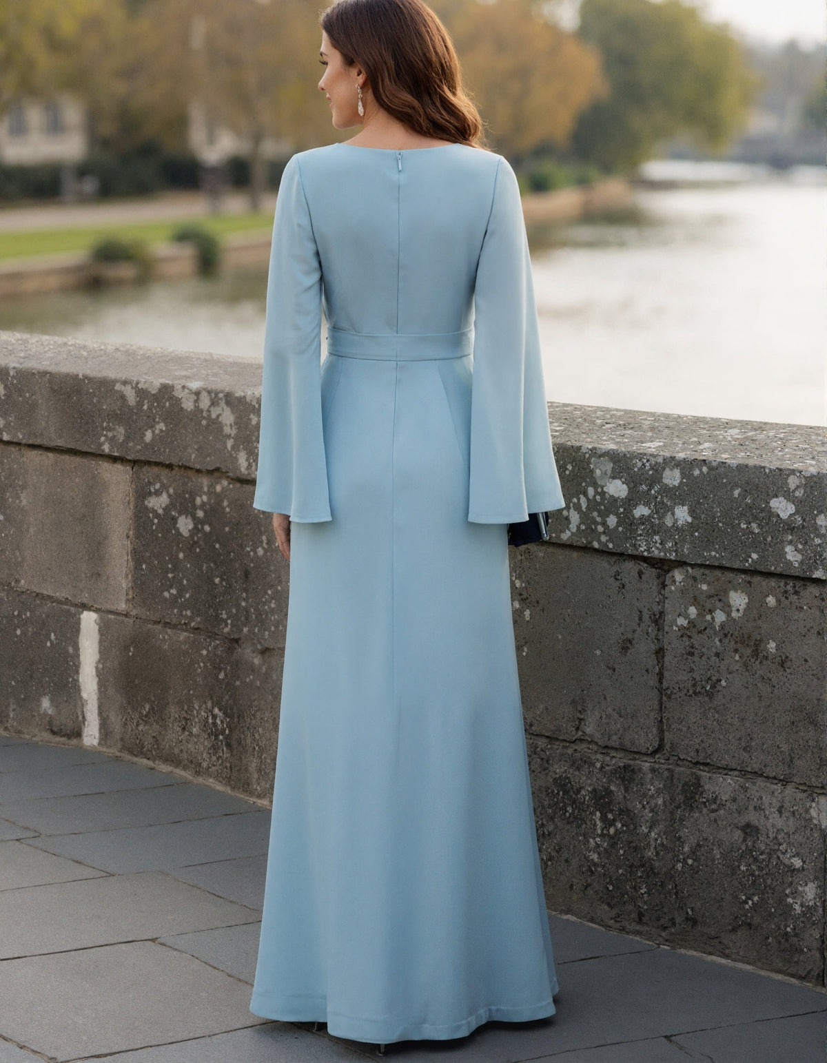 Maxikleid mit V-Ausschnitt und Schalkragen in Blau