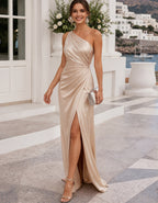 Maxikleid aus champagnerfarbenem Satin mit Schulterpartie