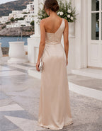 Maxikleid aus champagnerfarbenem Satin mit Schulterpartie
