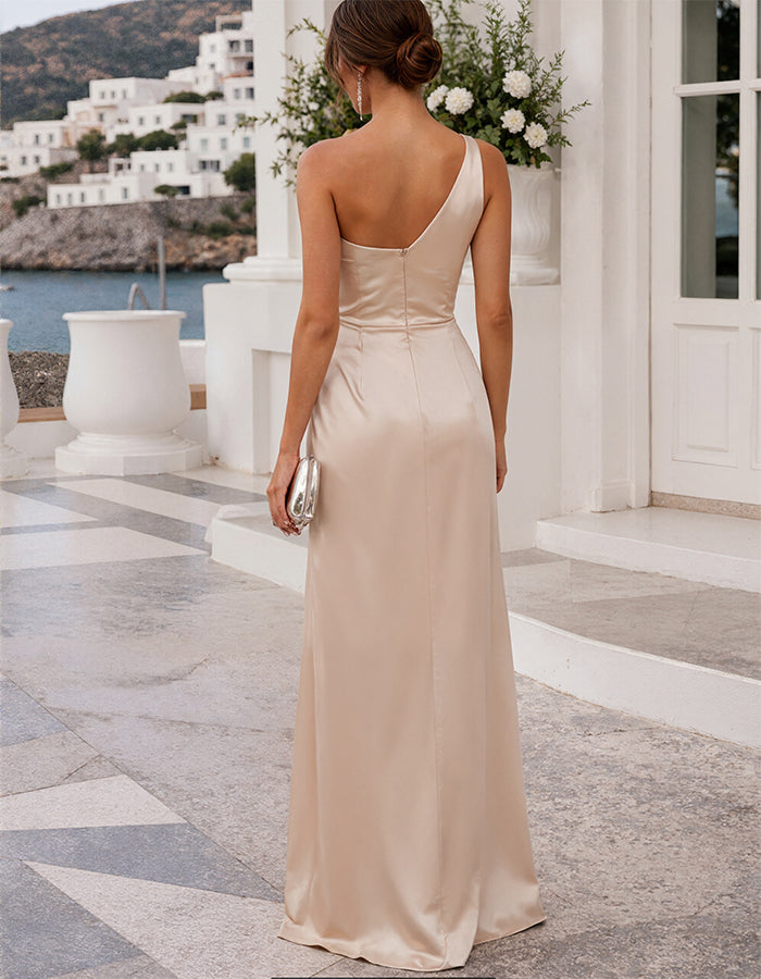 Maxikleid aus champagnerfarbenem Satin mit Schulterpartie