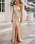 Maxikleid aus champagnerfarbenem Satin mit Schulterpartie