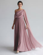 Vestido largo de gasa gris rosado con un hombro al descubierto