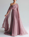 Vestido largo de gasa gris rosado con un hombro al descubierto