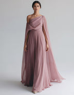 Vestido largo de gasa gris rosado con un hombro al descubierto