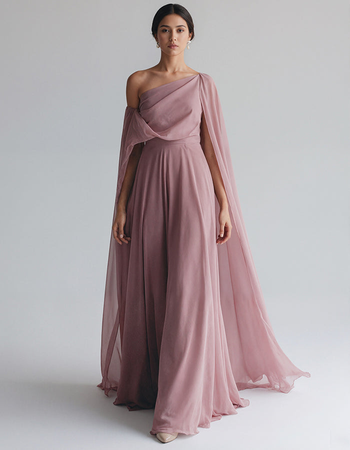Vestido largo de gasa gris rosado con un hombro al descubierto