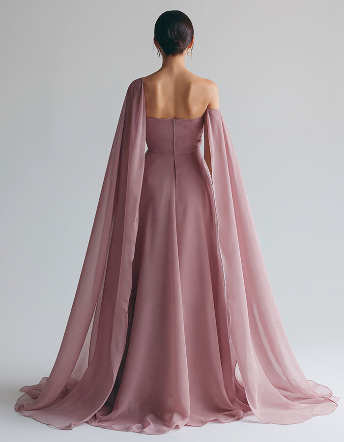 Vestido largo de gasa gris rosado con un hombro al descubierto