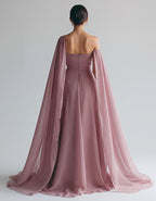 Vestido largo de gasa gris rosado con un hombro al descubierto