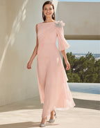 Robe longue rose en mousseline à encolure bateau et épaule dénudée plissée