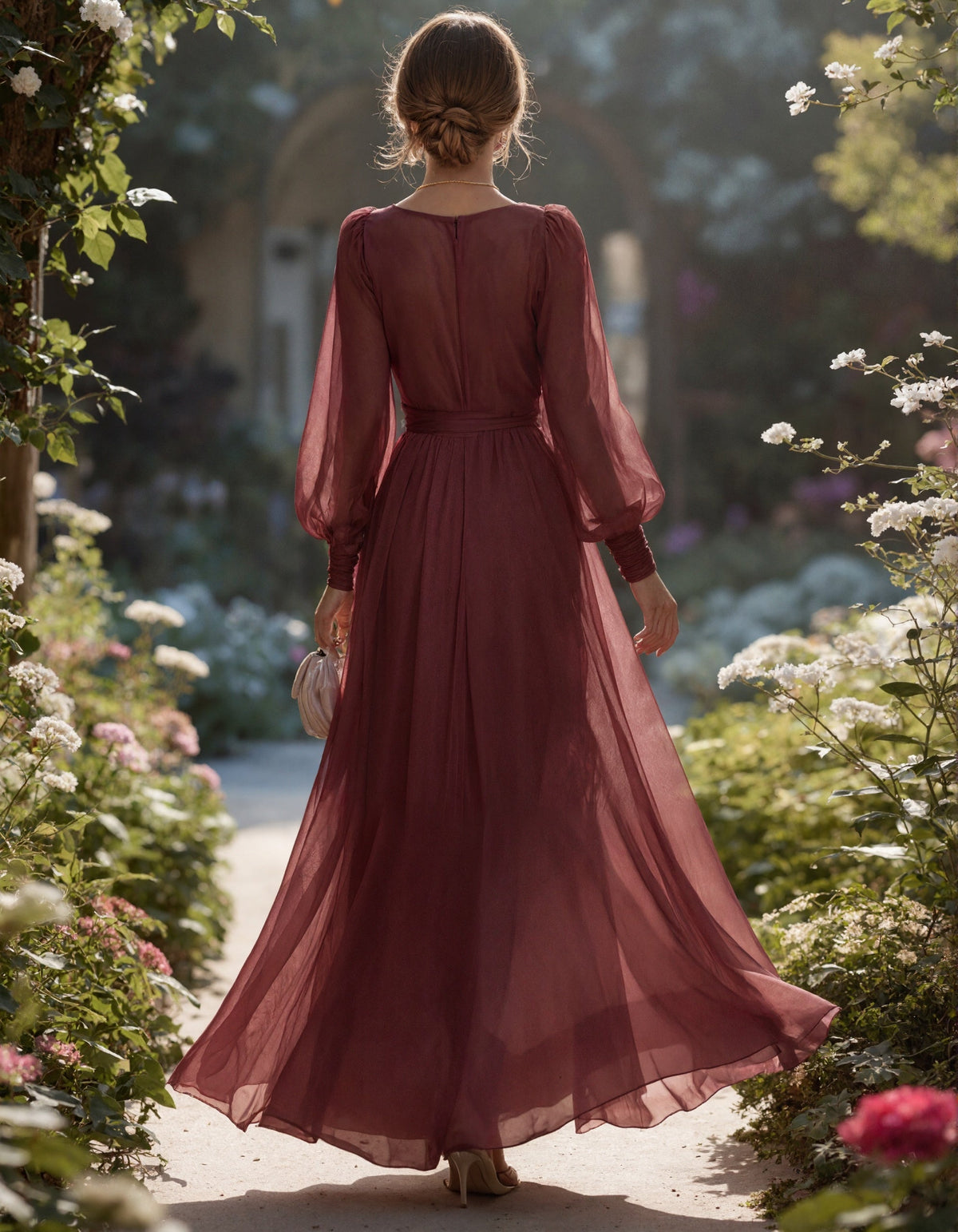 Burgunderrotes Maxikleid aus Chiffon mit tiefem V-Ausschnitt, langen Laternenärmeln und Bindegürtel