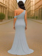 Graues Maxikleid aus Satin mit drapierter, asymmetrischer Schulterpartie