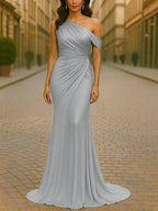 Graues Maxikleid aus Satin mit drapierter, asymmetrischer Schulterpartie