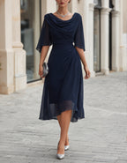 Abito lungo in chiffon blu navy drappeggiato con volant e maniche a tre quarti
