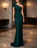 Robe longue à épaules dénudées en satin vert foncé