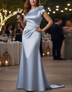 Maxikleid aus blauem Satin mit einer Schulter, kurzen Ärmeln und 3D-Blumendruck