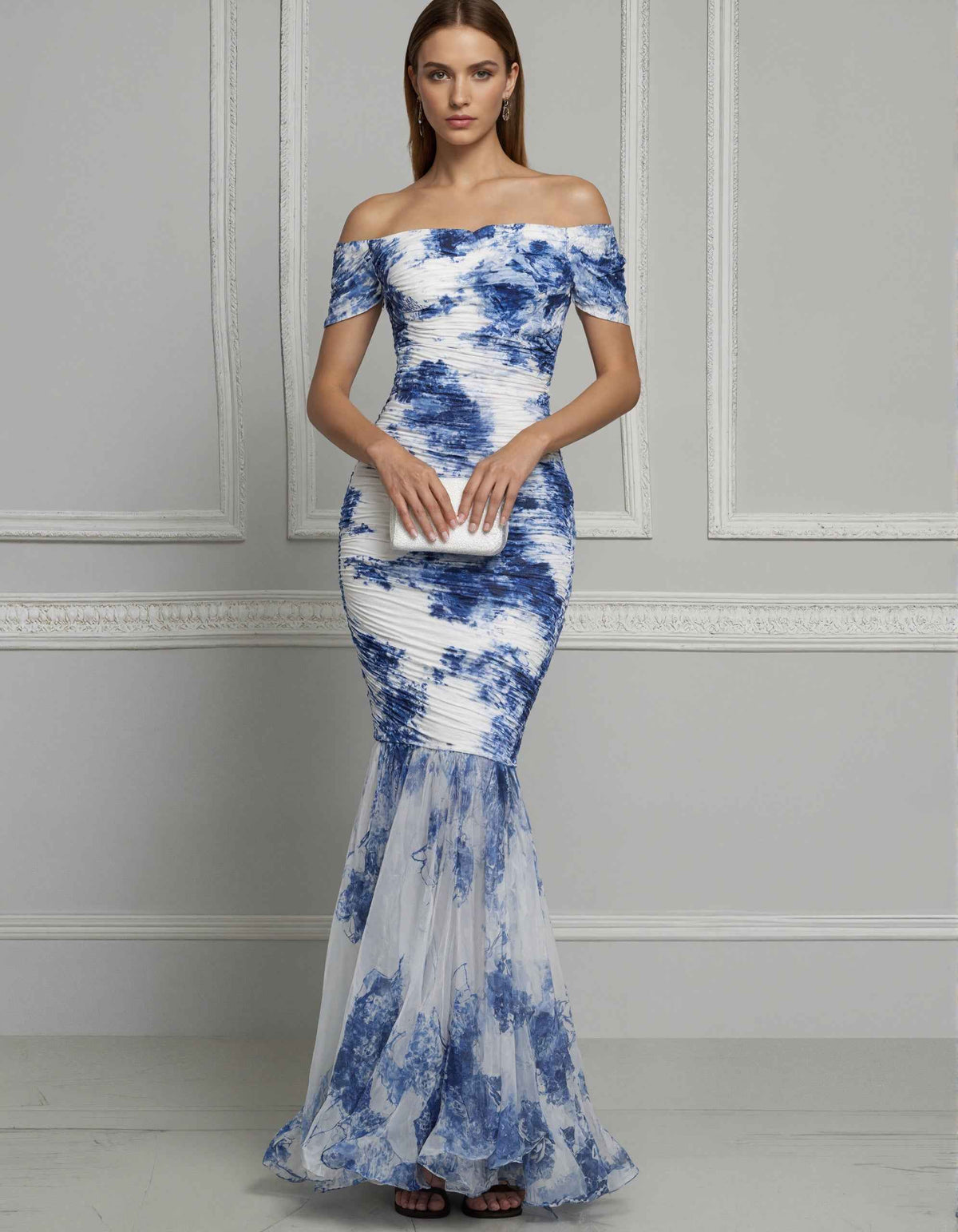 Maxikleid aus Chiffon mit schulterfreiem Ausschnitt und blau-weißem Porzellan-Druck