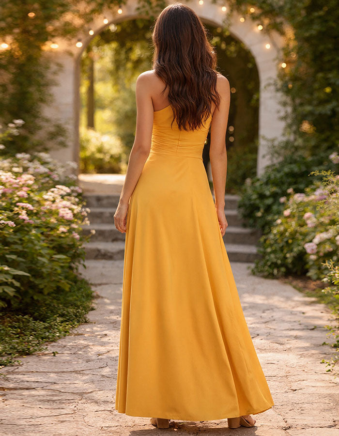 Gelbes schulterfreies Maxikleid mit gedrehter Taille