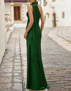 Robe longue dos nu en satin vert avec fleurs en 3D