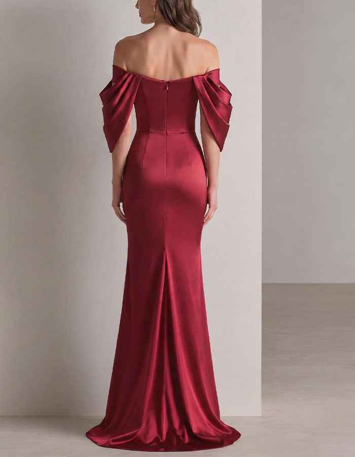 Robe longue en satin bordeaux à épaules dénudées