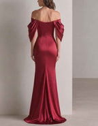 Robe longue en satin bordeaux à épaules dénudées