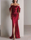Robe longue en satin bordeaux à épaules dénudées