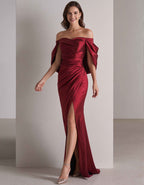 Robe longue en satin bordeaux à épaules dénudées