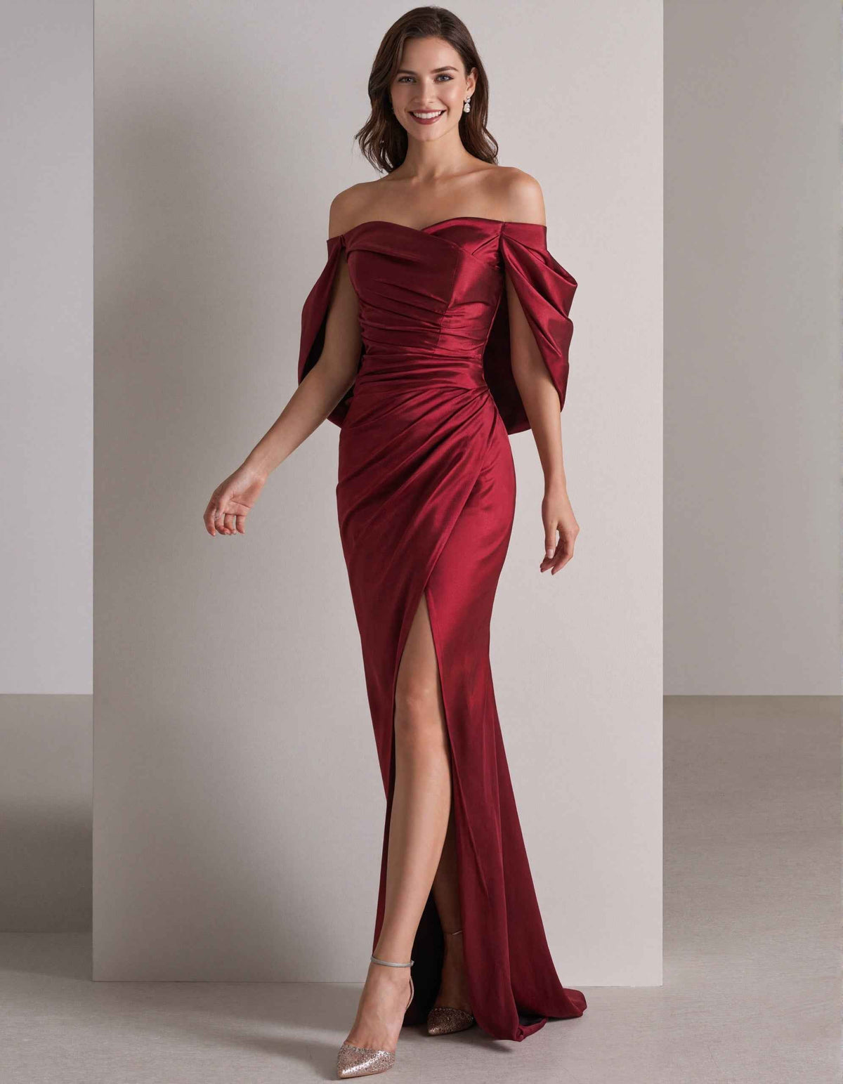 Robe longue en satin bordeaux à épaules dénudées