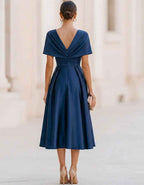 Midikleid in Marineblau aus Satin mit gedrehtem Detail im Vorderbereich