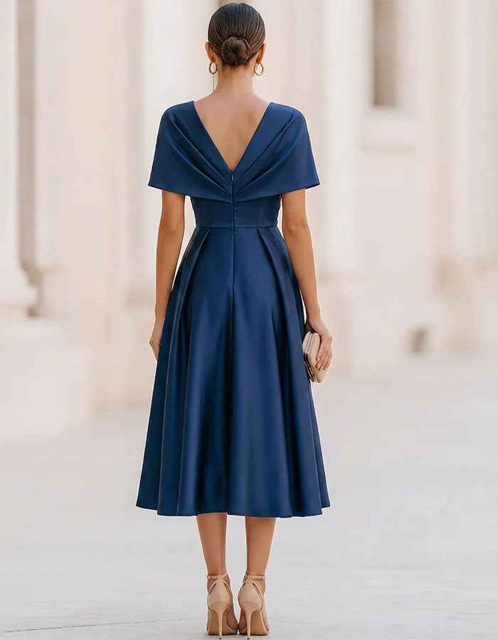 Midikleid in Marineblau aus Satin mit gedrehtem Detail im Vorderbereich