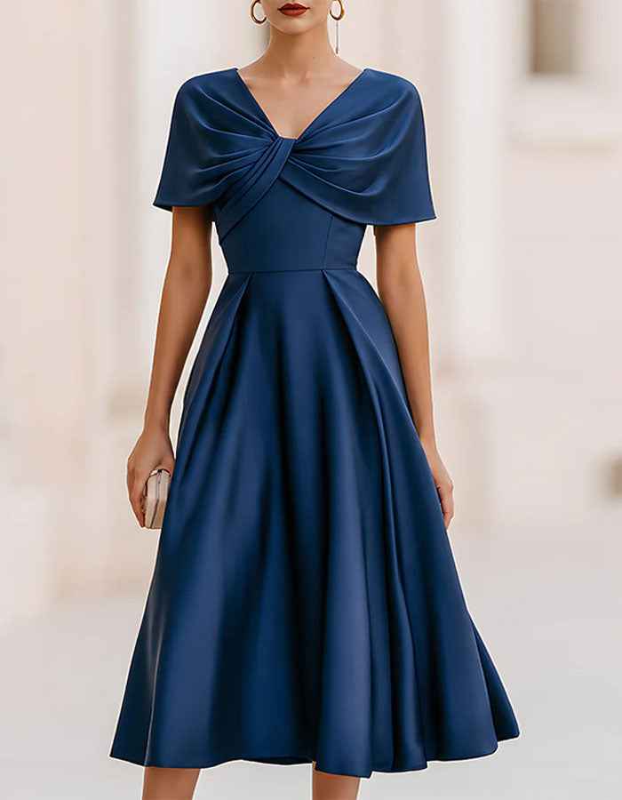 Midikleid in Marineblau aus Satin mit gedrehtem Detail im Vorderbereich