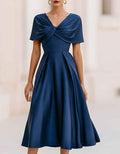Midikleid in Marineblau aus Satin mit gedrehtem Detail im Vorderbereich