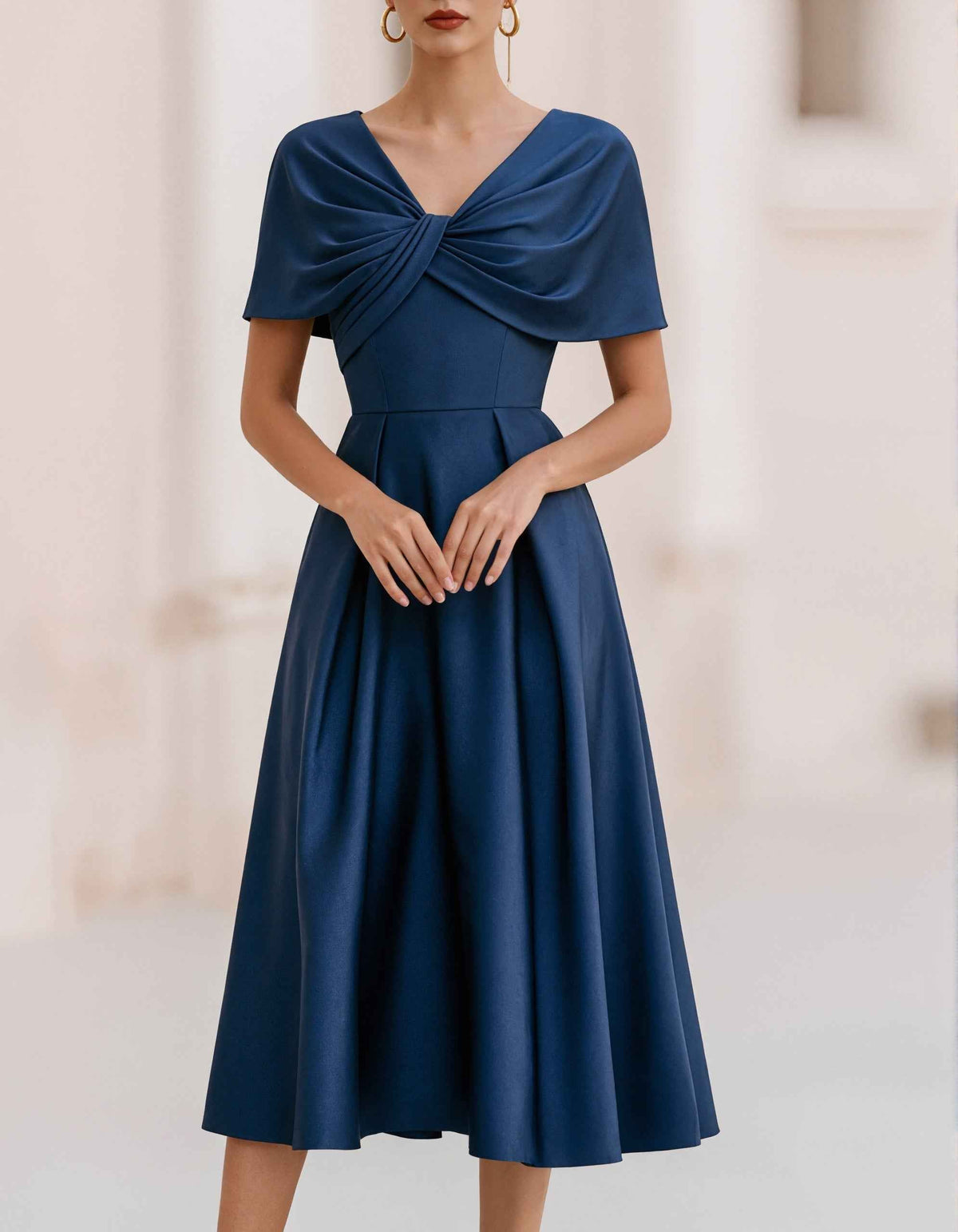 Midikleid in Marineblau aus Satin mit gedrehtem Detail im Vorderbereich