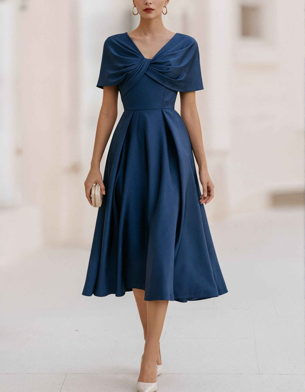Midikleid in Marineblau aus Satin mit gedrehtem Detail im Vorderbereich