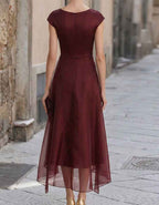 Robe longue sans manches en mousseline bordeaux avec décolleté superposé