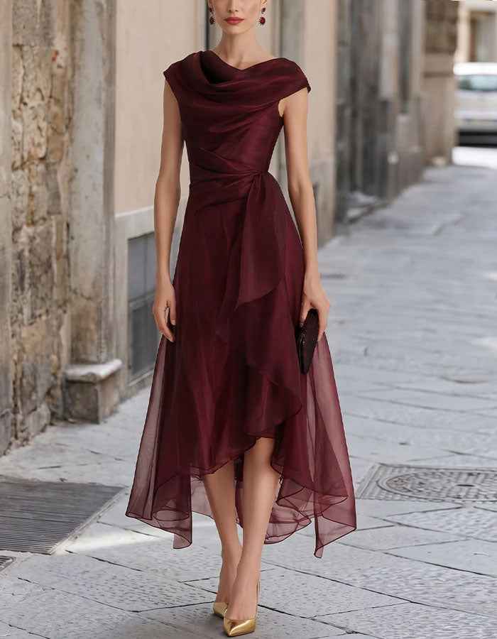 Robe longue sans manches en mousseline bordeaux avec décolleté superposé