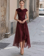 Robe longue sans manches en mousseline bordeaux avec décolleté superposé