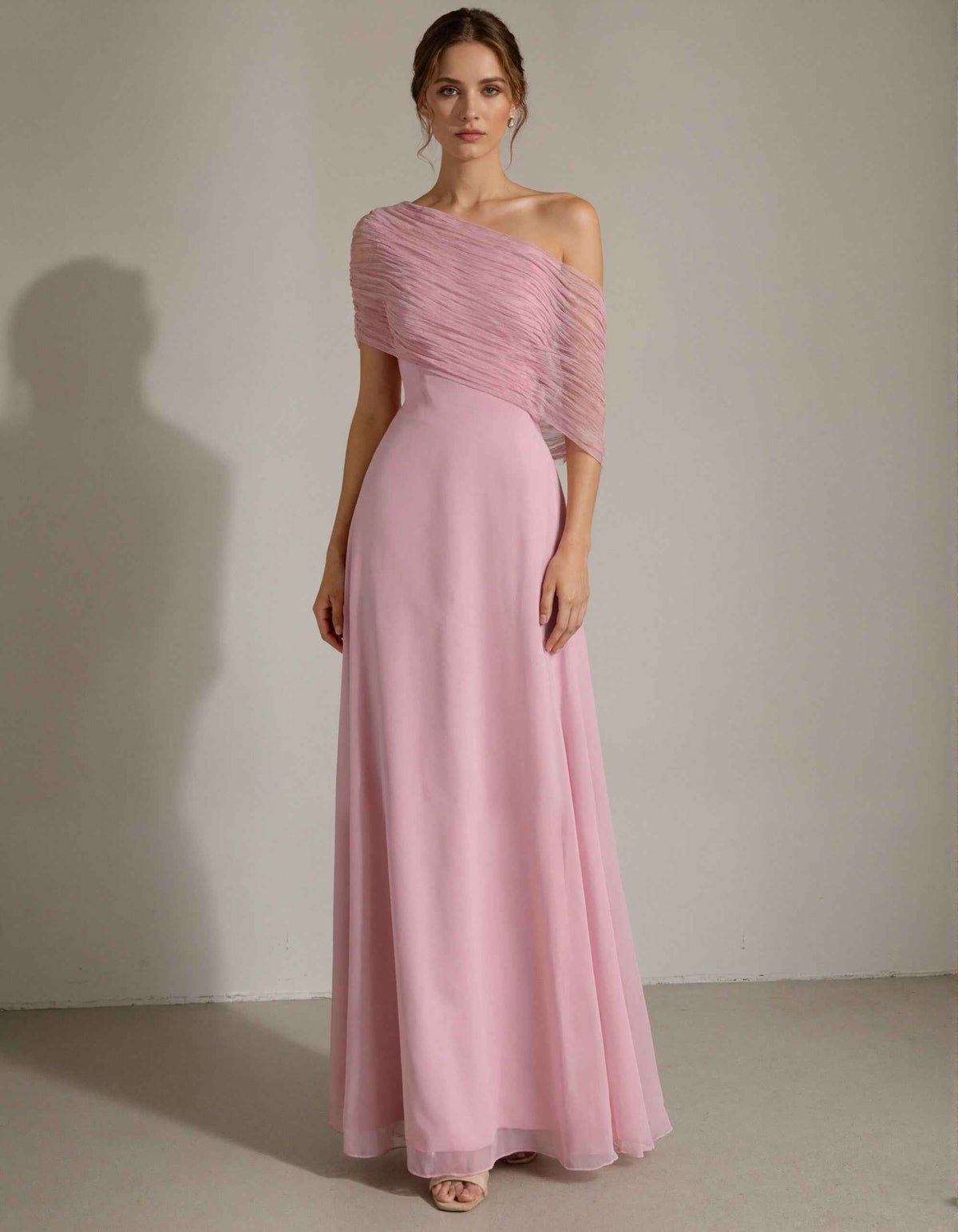 Maxikleid aus rosa Chiffon mit One-Shoulder-Plisseedesign