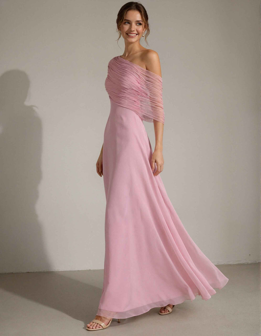 Maxikleid aus rosa Chiffon mit One-Shoulder-Plisseedesign