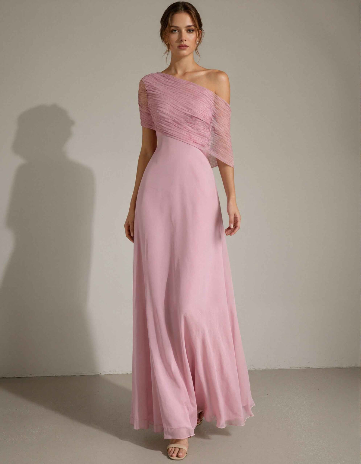 Maxikleid aus rosa Chiffon mit One-Shoulder-Plisseedesign