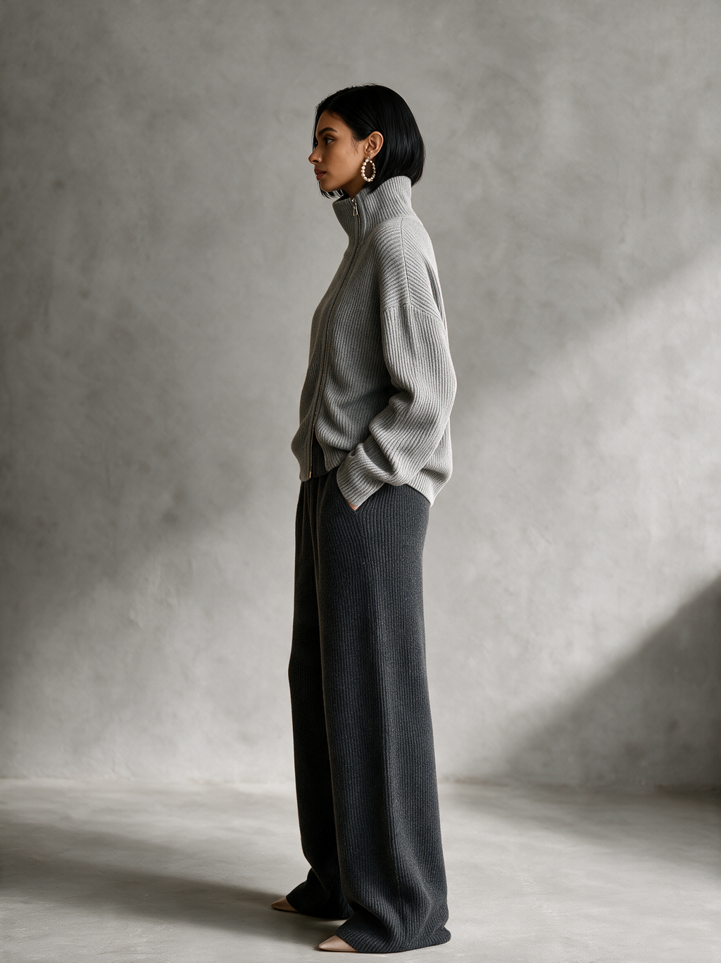 Jersey gris de canalé con cuello chimenea y cremallera diagonal