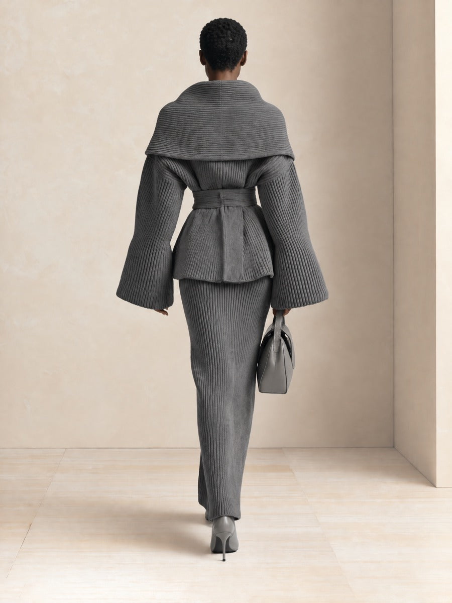 Conjunto de chaqueta de punto con cuello chal y cinturón y falda larga