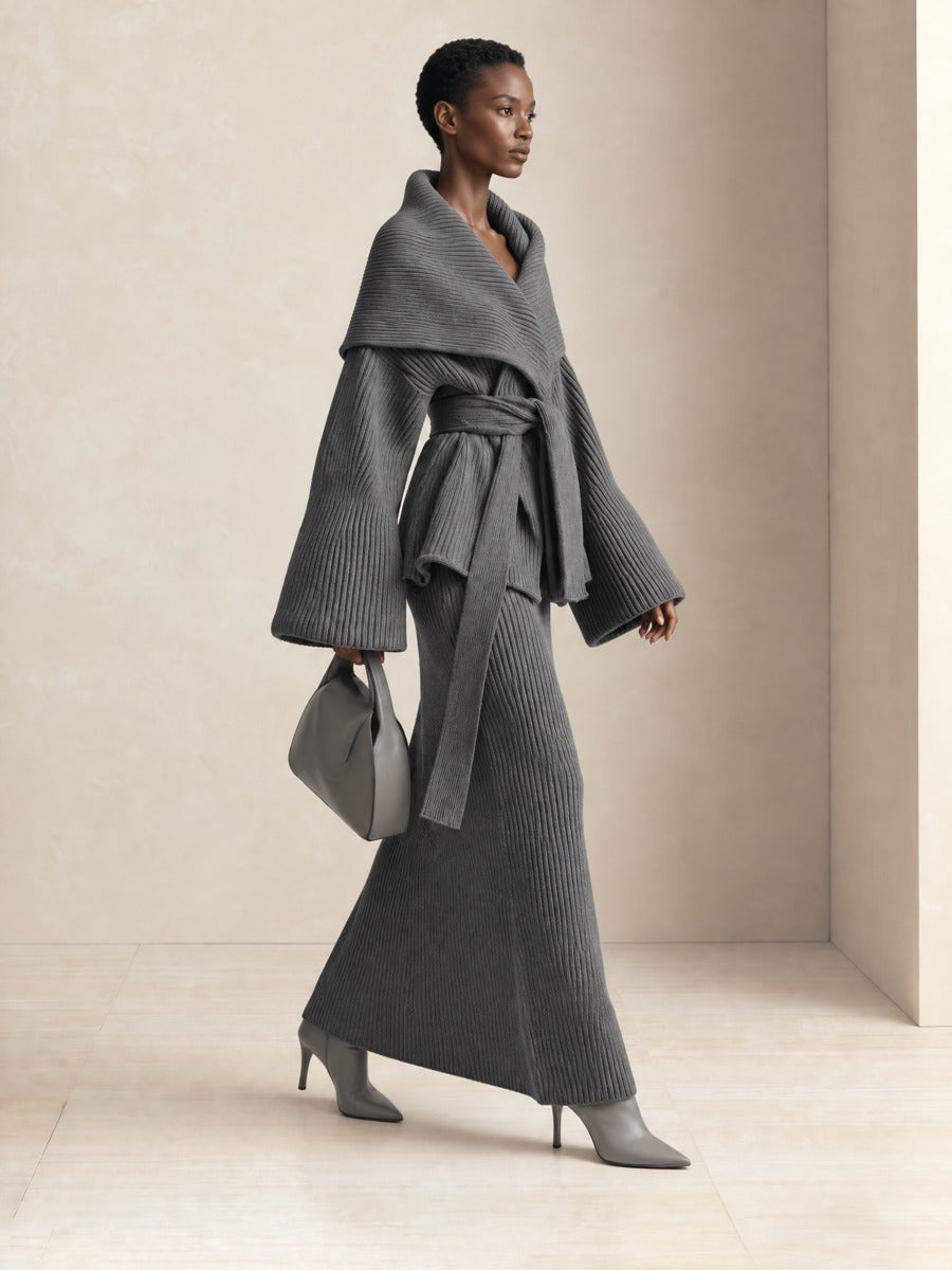Chaqueta de punto gris con cuello chal y cinturón
