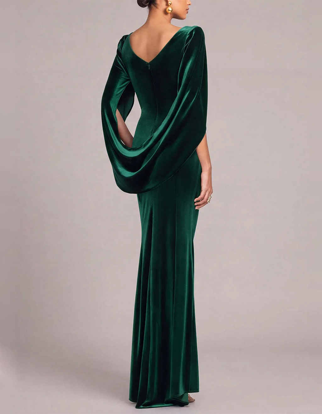 Vestido largo de terciopelo sirena con cuello drapeado y mangas capa