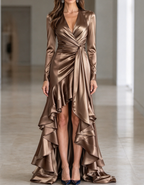 Vestido largo de manga larga con escote en V profundo, satén asimétrico y volantes