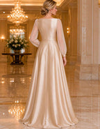 Vestido largo de satén champán con mangas de farol transparentes y cuello barco