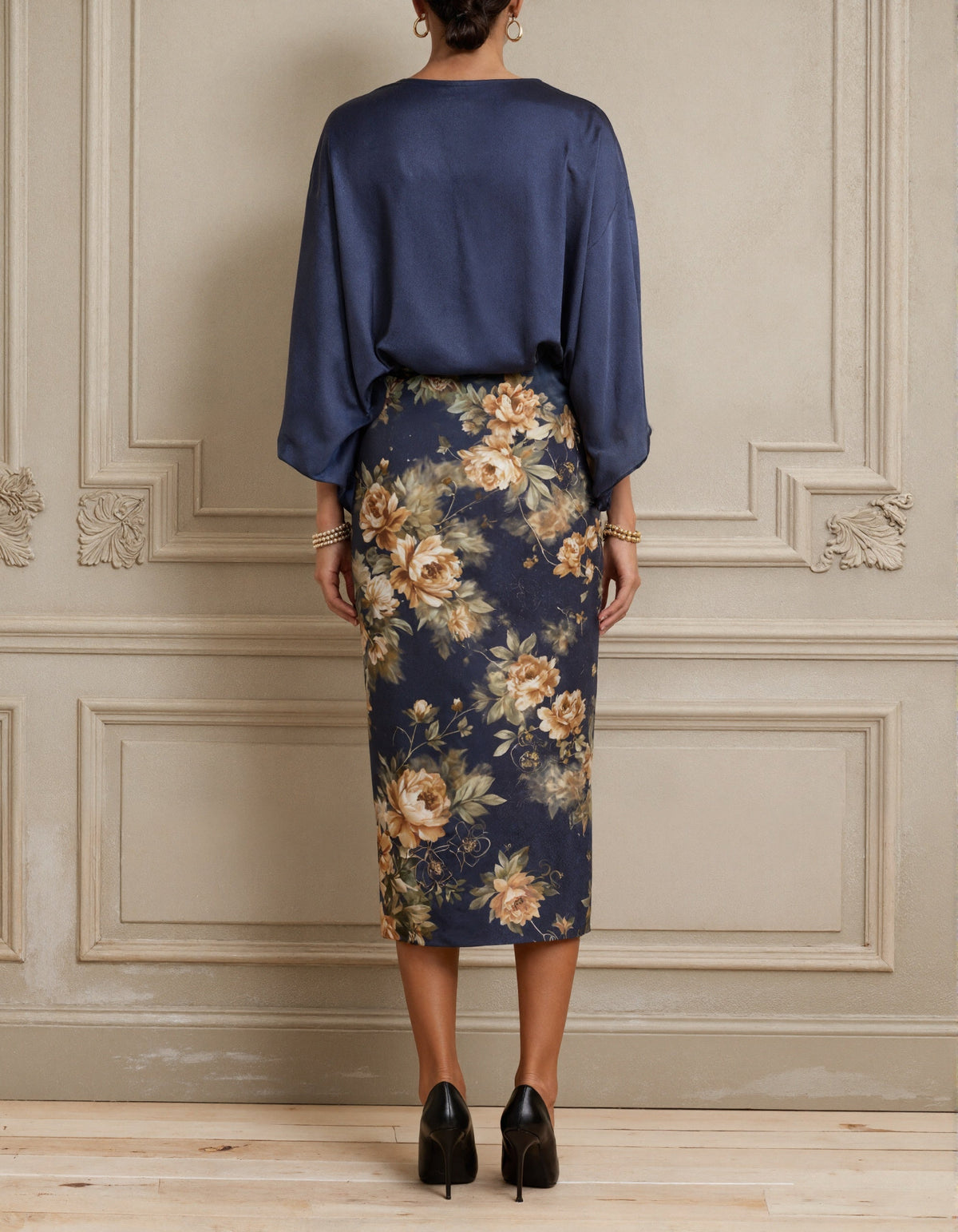 Vestido midi de satén azul oscuro con estampado