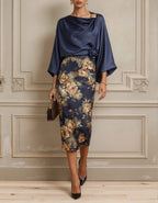 Vestido midi de satén azul oscuro con estampado