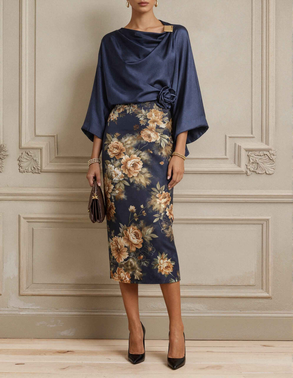 Vestido midi de satén azul oscuro con estampado